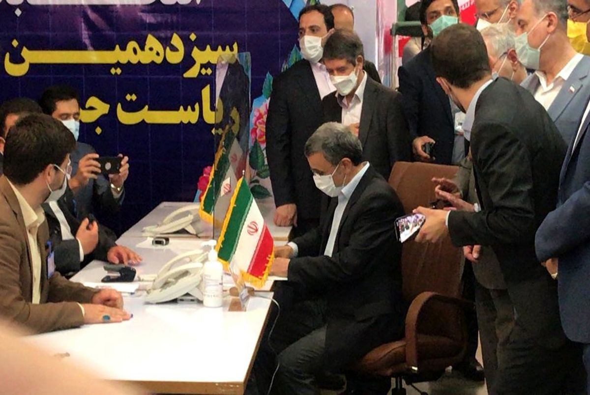 چه کسی به احمدی نژاد خبر رد صلاحیتش را داد؟